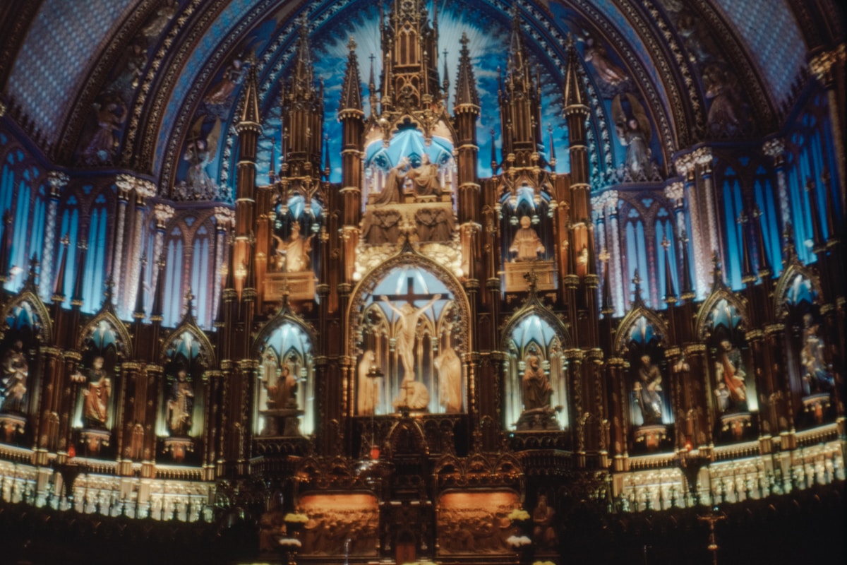 Interior de la Basílica de Notre-Dame de Montreal, con techo azul y dorado