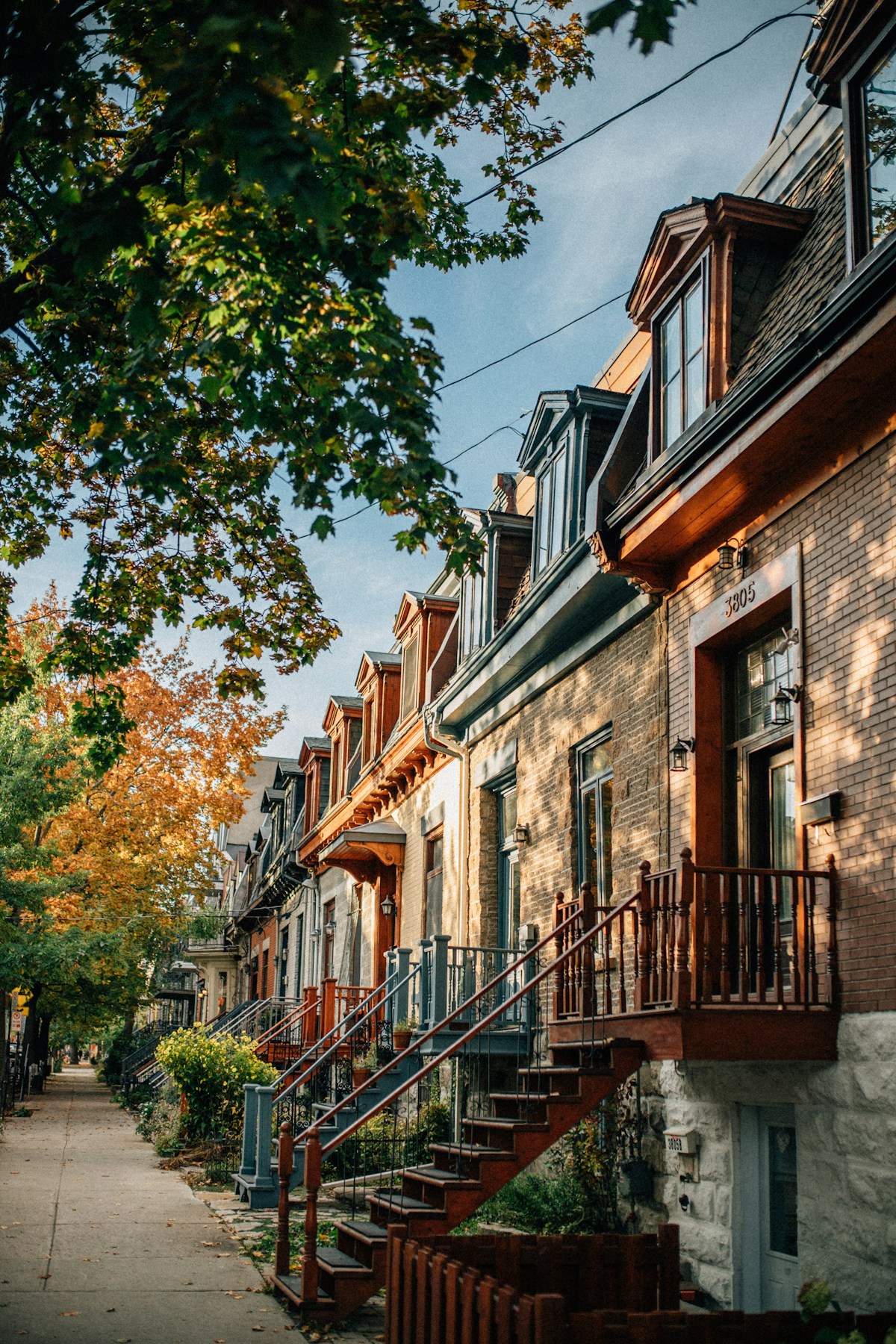 Casas típicas del Plateau-Mont-Royal de Montreal con escaleras exteriores de hierro