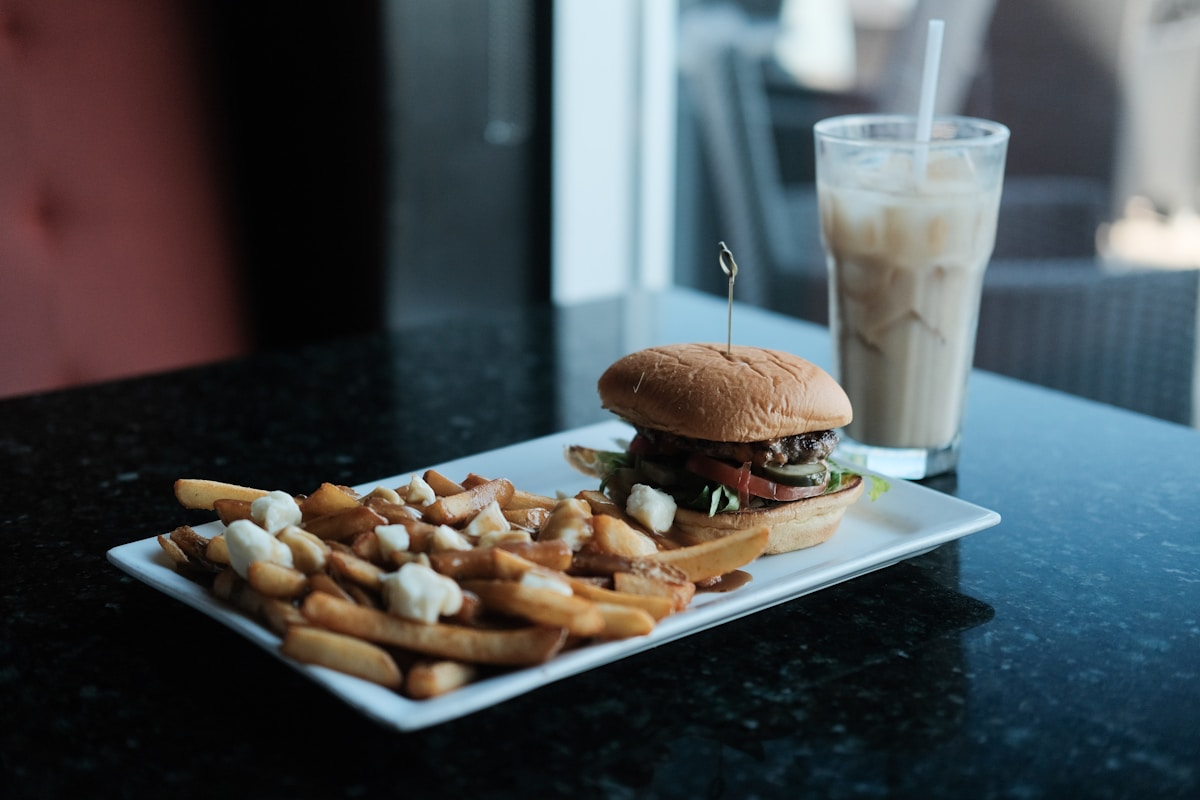 Poutine, el plato típico de Quebec: patatas fritas con queso cuajado y salsa marrón